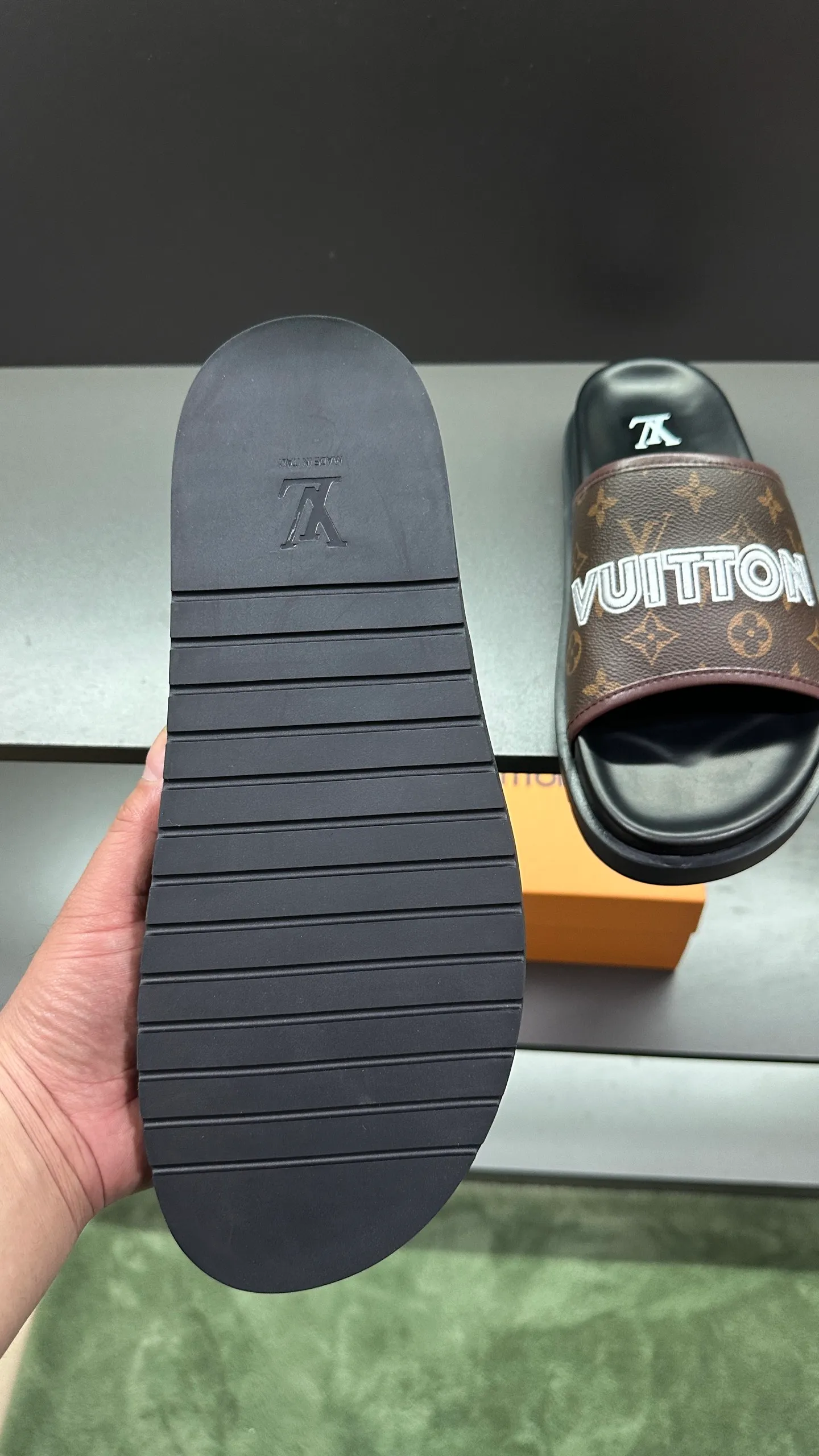[L Home] P: 300💰Size: 38-45 Top purchasing lv men's summer slippers, classic presbyopia with soft real leather lining, unique color splicing effect, distinctive personality, fashionable and trendy essential style, light and comfortable. Lightweight and tough rubber insole, micro ridged foam outsole, super comfortable!